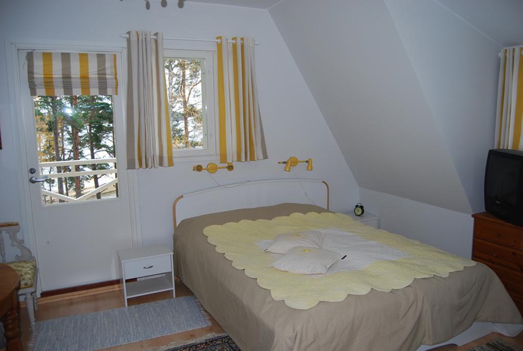 Villa Harald - Beachfront Hitis Стая снимка